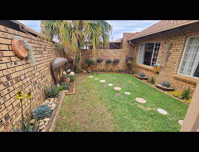 2 BEDROOM SIMPLEX FOR SALE IN MORELETA PARK